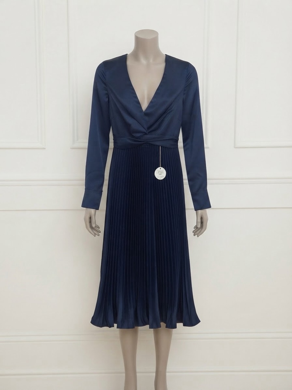 NWT- Chi Chi London midi dress is a size US 4.